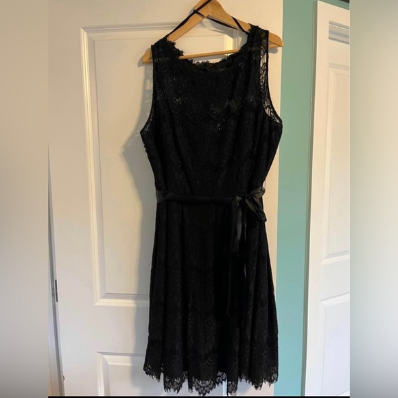 Black Lace Dress - Size 20 - Picture 2 of 4